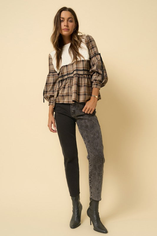 HIGH RISE CONTRAST WASH MOM JEANS